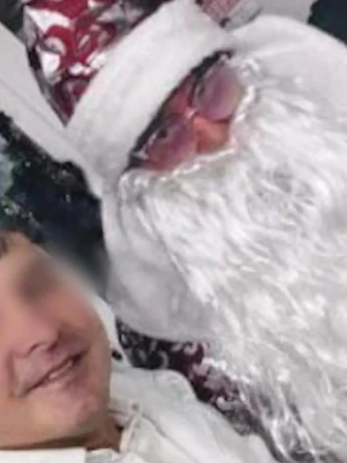Nach dem Selfie erschießt der Weihnachtsmann sein Opfer mit einer Schrotflinte.