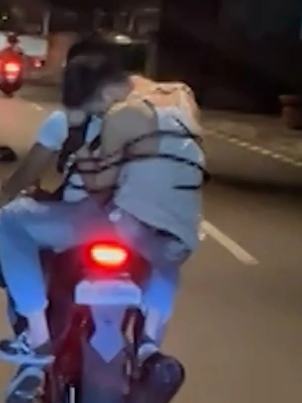 Riskanter Heimweg! Motorradfahrer fesselt betrunkenen Freund an sich
