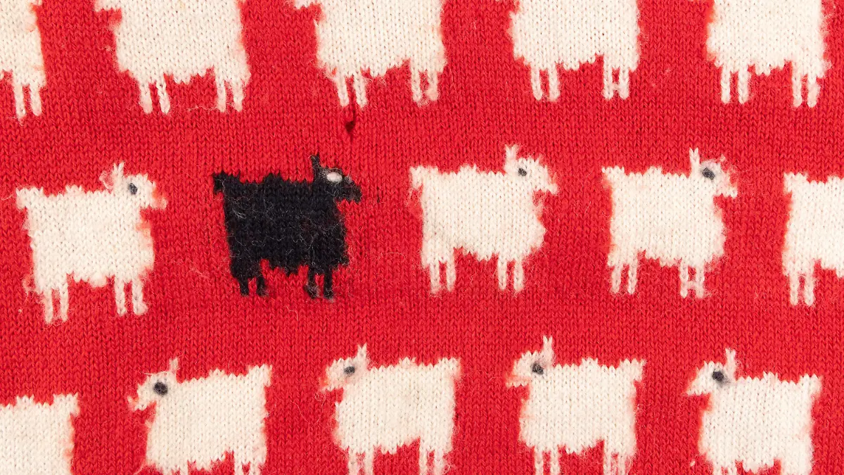 HANDOUT - 26.06.2023, Großbritannien, London: Dieses undatierte, von Sotheby's herausgegebene Foto zeigt eine Detailaufnahme eines Pullovers von Prinzessin Diana, der bei einer Auktion schätzungsweise bis zu 82 000 Euro erzielen kann. Der als ikonisch geltende rote Pullover mit Schäfchen, den Prinzessin Diana einst getragen hat, soll am 7. September in New York versteigert werden. Foto: Sotheby's/PA Media/dpa - ACHTUNG: Nur zur redaktionellen Verwendung im Zusammenhang mit der aktuellen Berichterstattung und nur mit vollständiger Nennung des vorstehenden Credits +++ dpa-Bildfunk +++