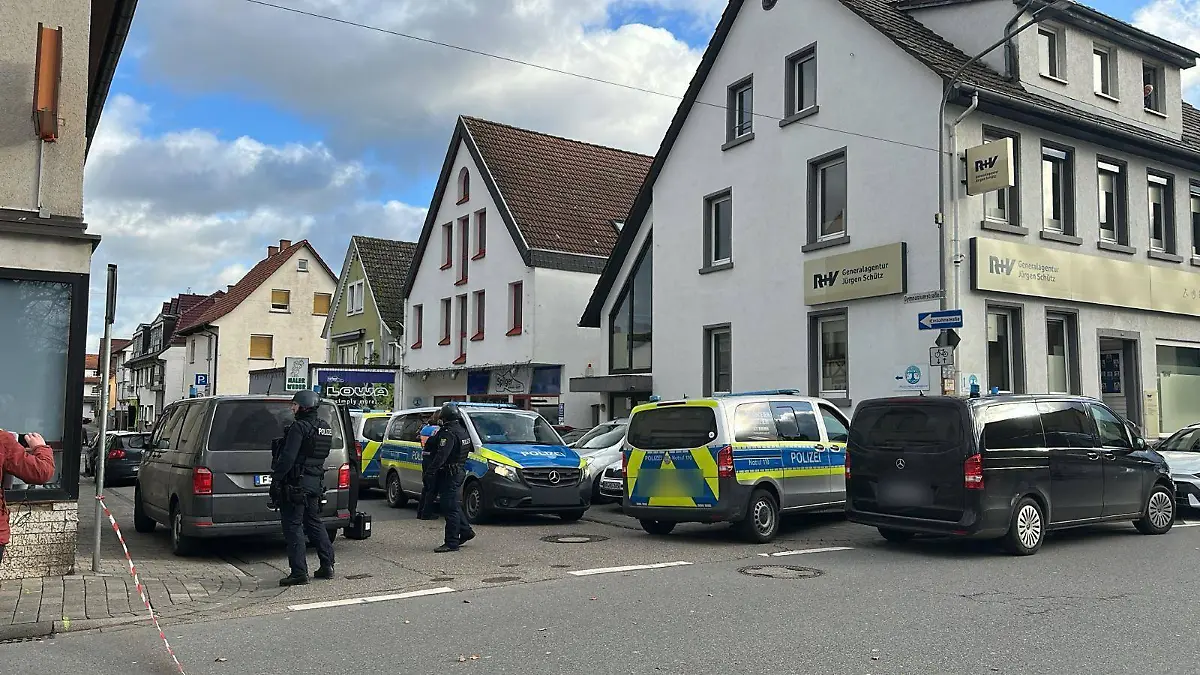 Die Polizei ist mit einem Großaufgebot in Rimbach.