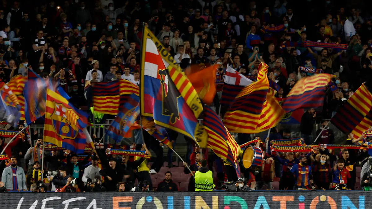 Soccer Football - Europa League - Quarter Final - Second Leg - FC Barcelona v Eintracht Frankfurt - Camp Nou, Barcelona, Spain - April 14, 2022 FC Barcelona fans wave flags before the match REUTERS/Albert Gea