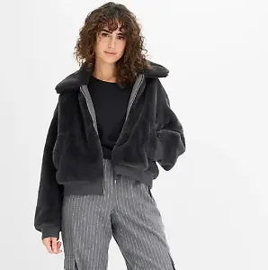 Kurze Jacke aus Fellimitat