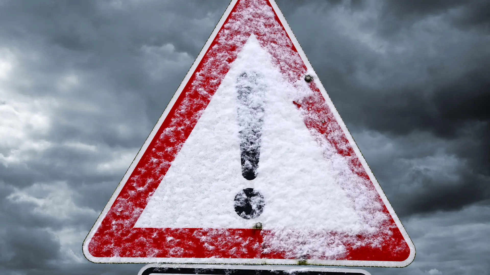 Verschneites Schild mit Ausrufezeichen, Symbolfoto Schneeglätte, Glatteis und winterliche Straßenverhätnisse, Fotomontage