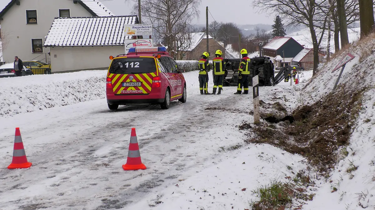 Tief Bernd wirbelt den Sonntag in Deutschland durcheinander. Eine markante Warmfront bringt erst Schnee, dann Glatteisregen und Montag den Frühling. Wer am Sonntag unterwegs gewesen ist - aktuell herrscht Rückreiseverkehr - musste viel Zeit einplanen. Auf der A 9 zwischen Hof und Hermsdorf ging es nur im Schneckentempo voran. Der Winterdienst war zwar im Einsatz, vielerorts aber zu spät. Auch auf den Nebenstraßen war es spiegelglatt. Auf der Glauchauer Landstraße in Lobsdorf bei St. Egidien rutschte ein PKW mit 3 Insassen in den Straßengraben und überschlug sich. Das Fahrzeug blieb auf der Seite liegen. Zum Glück blieben die drei Insassen unverletzt. Probleme hatten auch die Kameraden der anrückenden Feuerwehr St. Egidien. Mehr als 50 km/h waren nicht möglich - eine Dienstanweisung bei Glätte, so der Einsatzleiter. Eine Reisegruppe aus dem Thüringer Wald legte eine Pause am Rastplatz Rabensteiner Wald ein. Aus Winterfrust wurde Winterlust - auf dem Parkplatz wurde ein Schneemann gebaut. Nichts ungewöhnliches, auf einem Autobahnrastplatz jedoch schon. Die Thüringer müssen noch bis Cottbus und sind froh, dass auf ihrer Strecke die Autobahn relativ geräumt war.
Im Bild: Unfall Lobsdorf