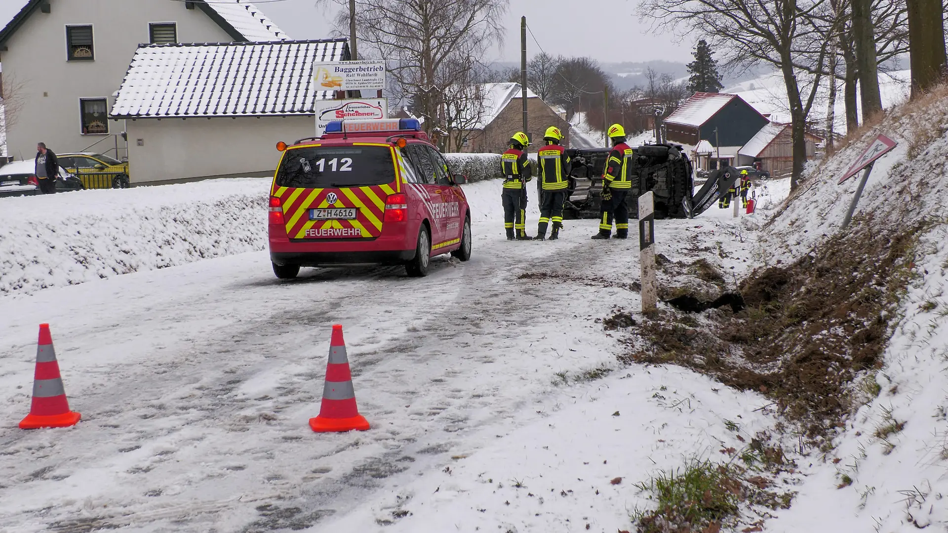 Tief Bernd wirbelt den Sonntag in Deutschland durcheinander. Eine markante Warmfront bringt erst Schnee, dann Glatteisregen und Montag den Frühling. Wer am Sonntag unterwegs gewesen ist - aktuell herrscht Rückreiseverkehr - musste viel Zeit einplanen. Auf der A 9 zwischen Hof und Hermsdorf ging es nur im Schneckentempo voran. Der Winterdienst war zwar im Einsatz, vielerorts aber zu spät. Auch auf den Nebenstraßen war es spiegelglatt. Auf der Glauchauer Landstraße in Lobsdorf bei St. Egidien rutschte ein PKW mit 3 Insassen in den Straßengraben und überschlug sich. Das Fahrzeug blieb auf der Seite liegen. Zum Glück blieben die drei Insassen unverletzt. Probleme hatten auch die Kameraden der anrückenden Feuerwehr St. Egidien. Mehr als 50 km/h waren nicht möglich - eine Dienstanweisung bei Glätte, so der Einsatzleiter. Eine Reisegruppe aus dem Thüringer Wald legte eine Pause am Rastplatz Rabensteiner Wald ein. Aus Winterfrust wurde Winterlust - auf dem Parkplatz wurde ein Schneemann gebaut. Nichts ungewöhnliches, auf einem Autobahnrastplatz jedoch schon. Die Thüringer müssen noch bis Cottbus und sind froh, dass auf ihrer Strecke die Autobahn relativ geräumt war.
Im Bild: Unfall Lobsdorf
