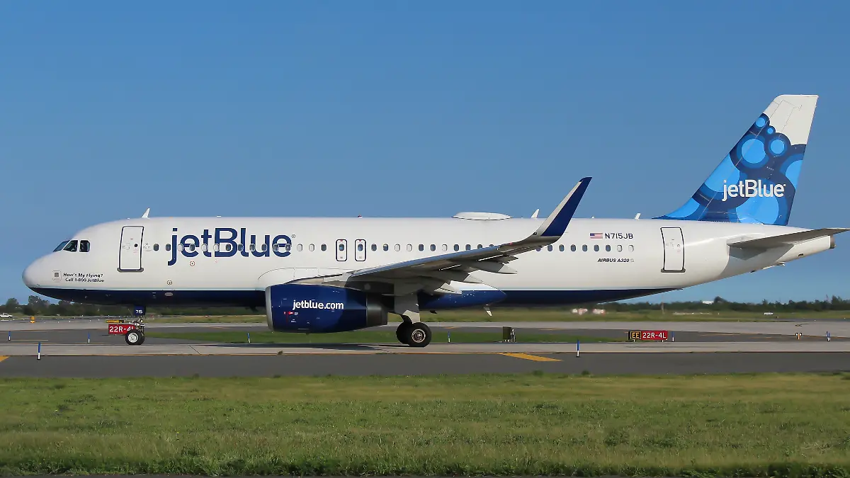 Ein Airbus A320 der US-amerikanischen Fluggesellschaft Jetblue steht auf einem Rollfeld