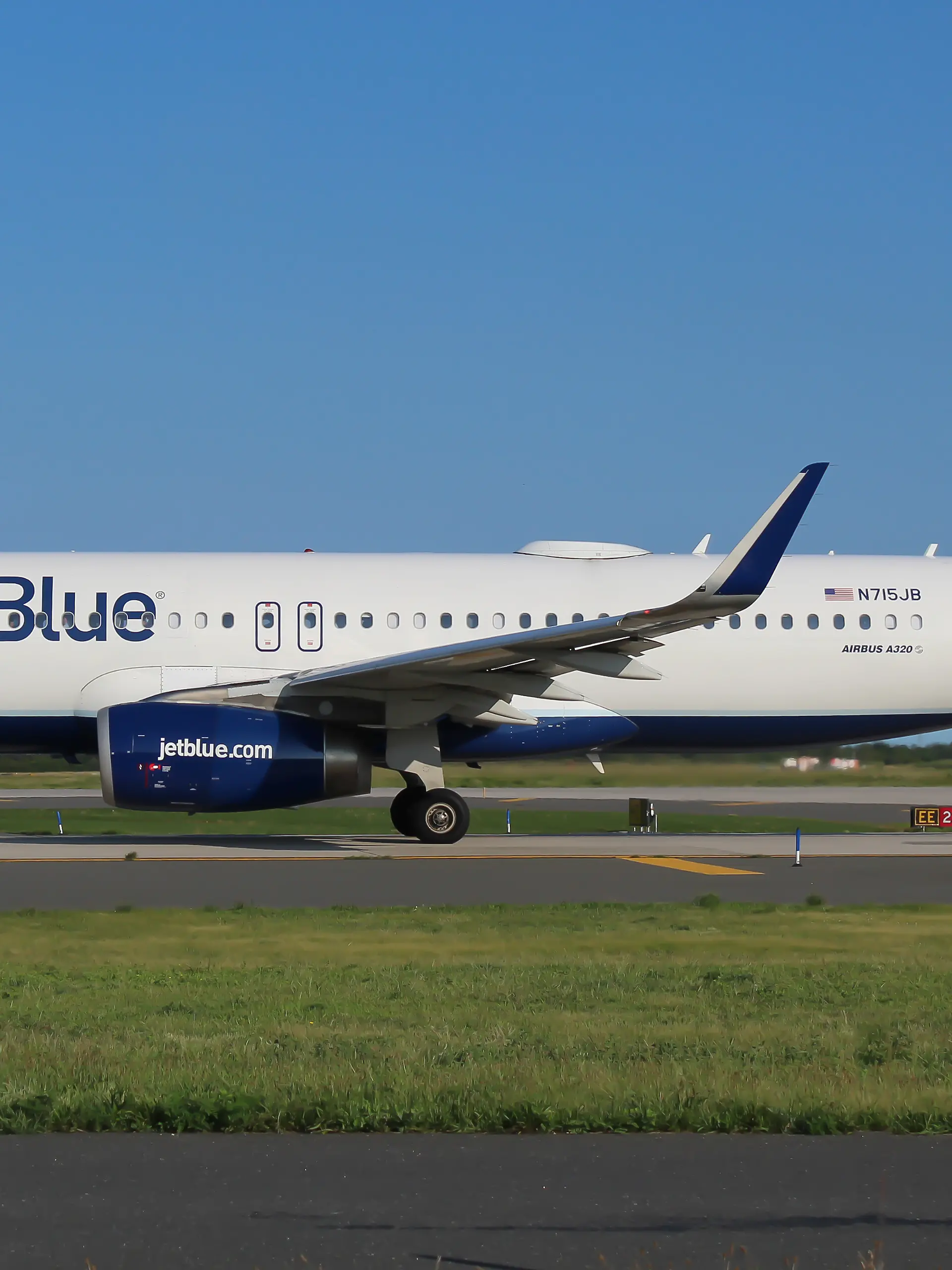 Ein Airbus A320 der US-amerikanischen Fluggesellschaft Jetblue steht auf einem Rollfeld