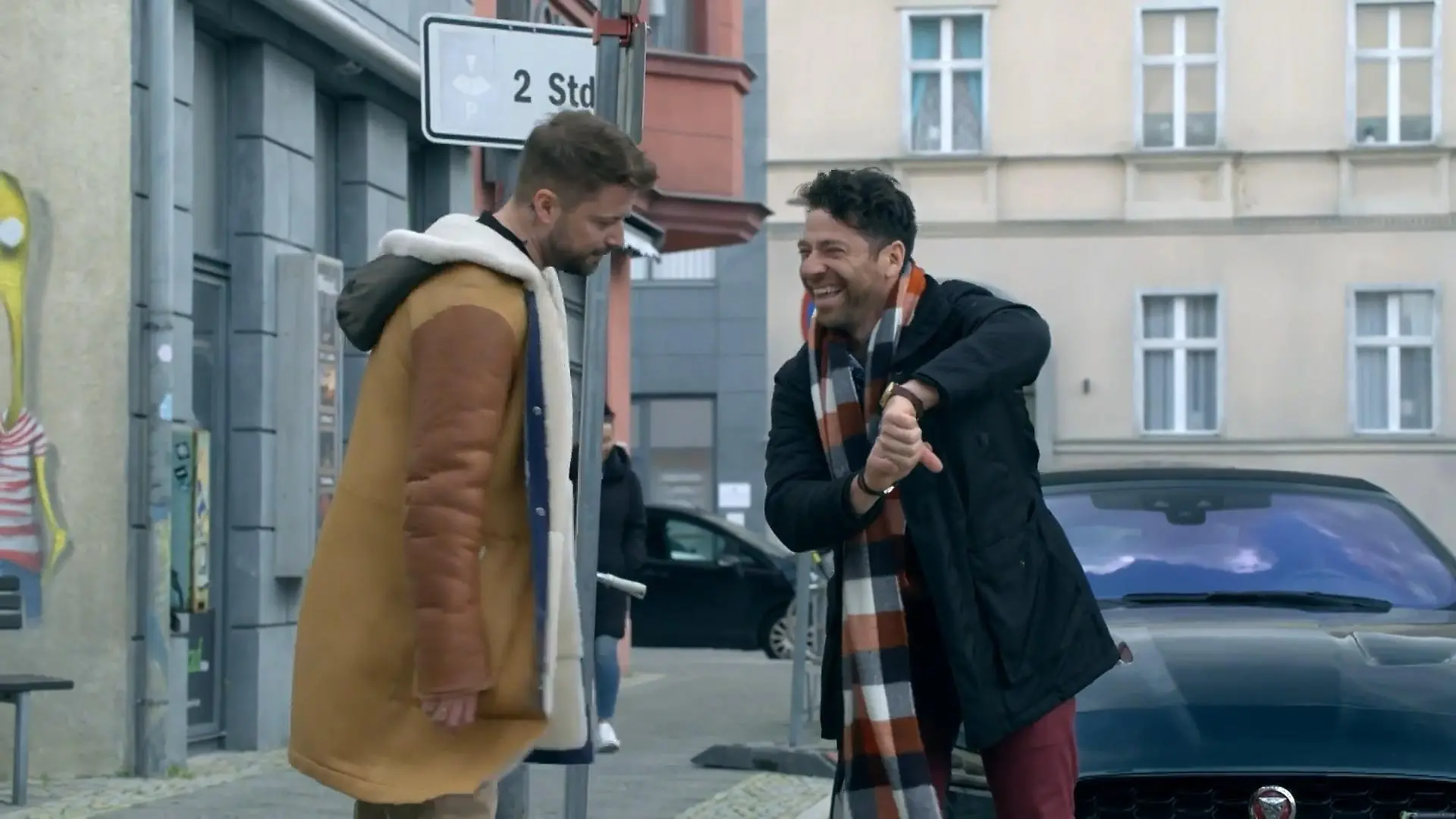 Carlos und John haben eine gute Zeit zusammen.