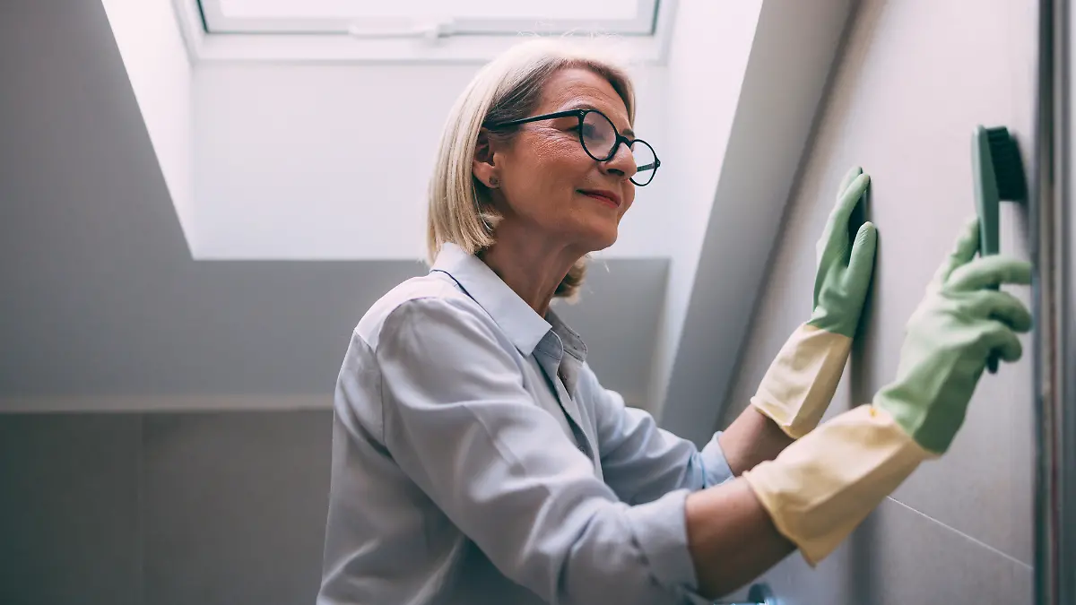 Frau putzt ihre Fliesen