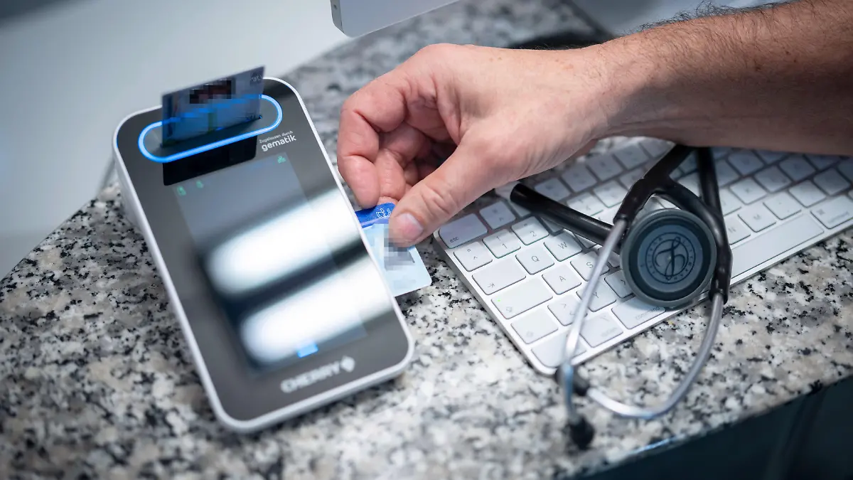 Lesegerät für die Elektronische Patientenakte (ePA) beim Hausarzt