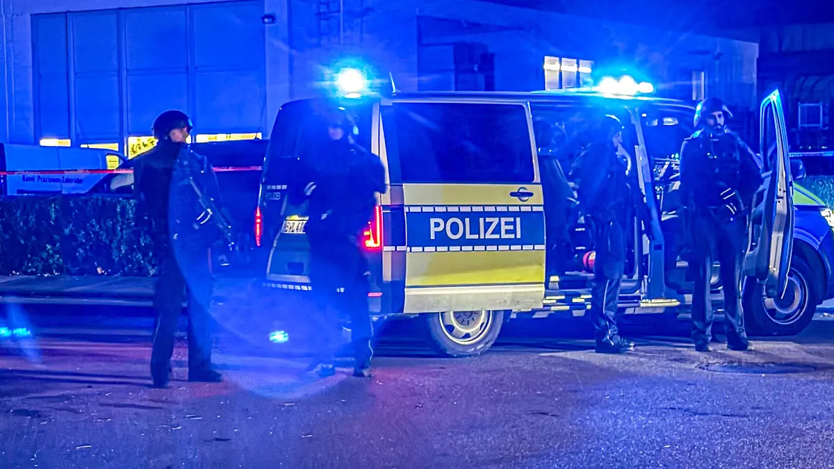 Die Polizei war auch mit Spezialkräften im Einsatz bei der Maschinenbaufirma in Bad Friedrichshall.
