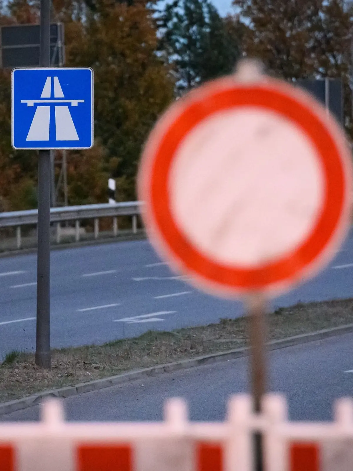 Bild zu: "Autobahn nach Lkw-Unfall voller Schinken"