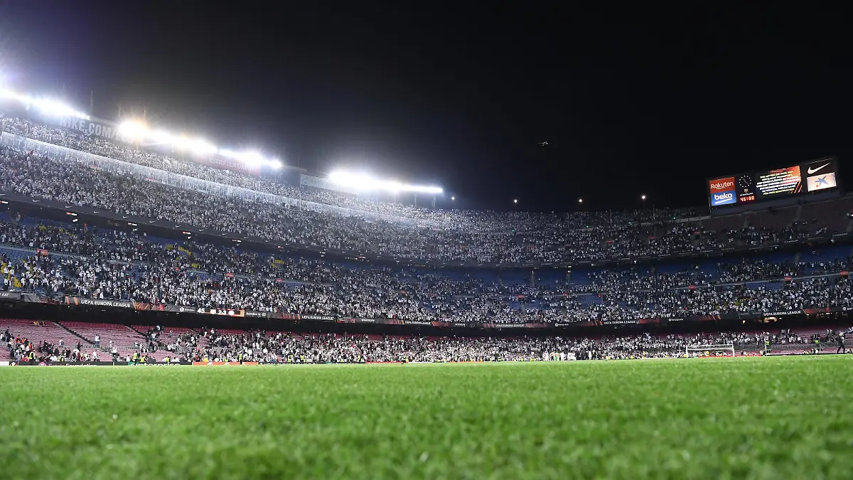 Fußball Europa League Viertelfinale FC Barcelona, Barca - Eintracht Frankfurt am 14.04.2022 im Camp Nou in Barcelona Fanblock / Fans Frankfurt *** Soccer Europa League quarterfinals FC Barcelona Eintracht Frankfurt on 14 04 2022 at Camp Nou in Barcelona fan block fans Frankfurt xHDx