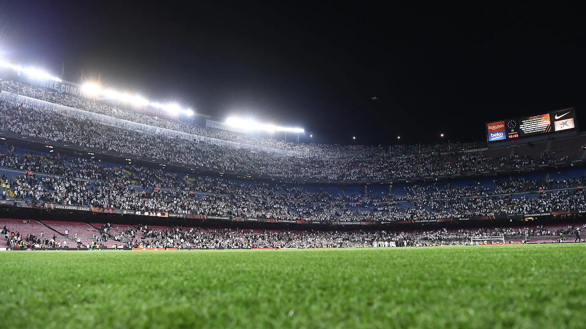 Fußball Europa League Viertelfinale FC Barcelona, Barca - Eintracht Frankfurt am 14.04.2022 im Camp Nou in Barcelona Fanblock / Fans Frankfurt *** Soccer Europa League quarterfinals FC Barcelona Eintracht Frankfurt on 14 04 2022 at Camp Nou in Barcelona fan block fans Frankfurt xHDx