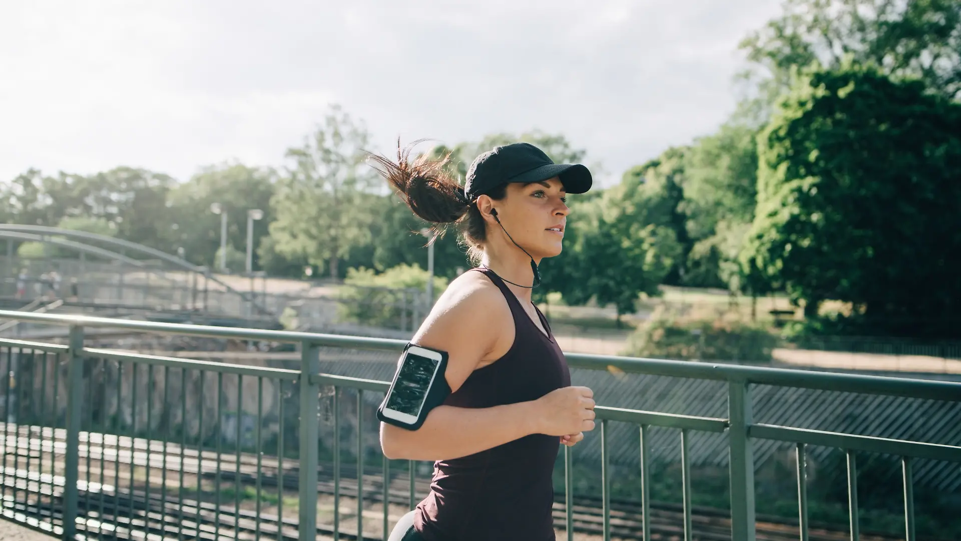 Junge Frau in Sportkleidung am Joggen