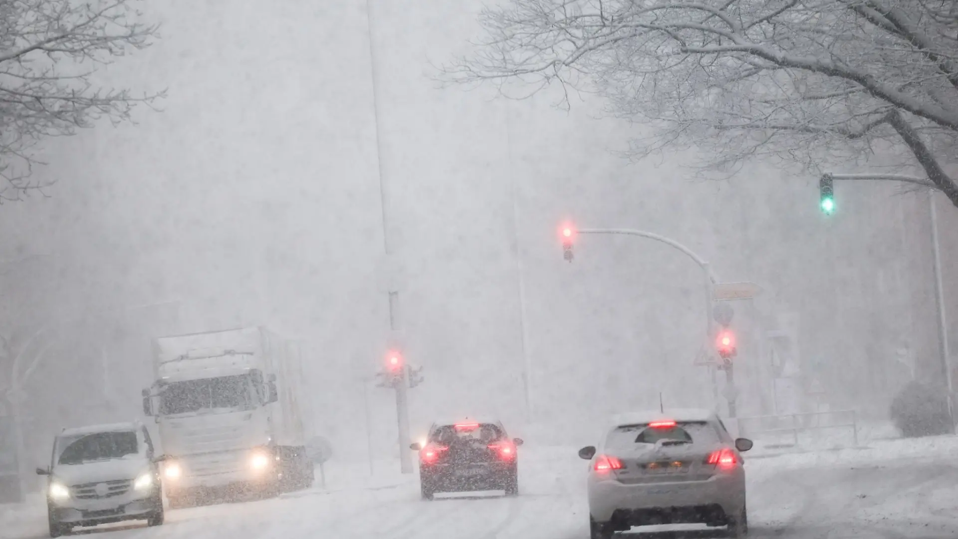 Autofahrer in Nordrhein-Westfalen müssen sich in den nächsten Tagen auf teils kräftige Schneefälle einstellen. (Archivbild)