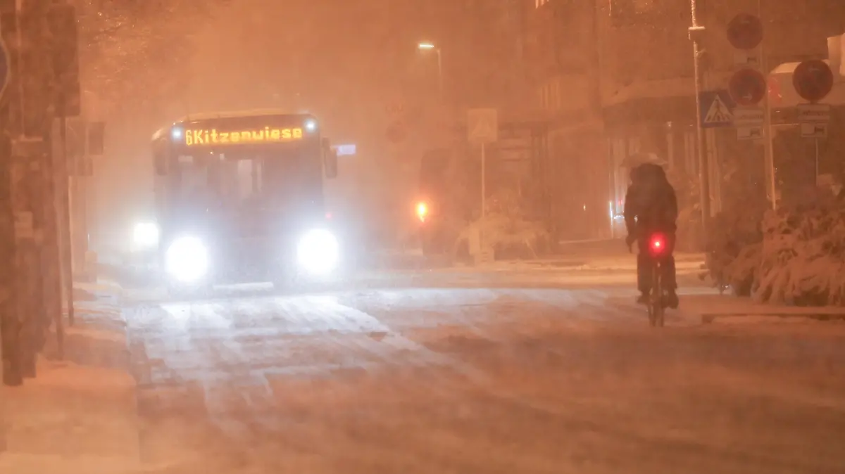 20 cm Neuschnee in 5 Stunden - Schneetief Renate lässt es im Allgäu ordentlich schneien. Der Deutsche Wetterdienst warnt seit dem gesamten Tag vor Unwettern in Süddeutschland. Viele Autofahrer nahmen die Warnungen ernst. Vor allem LKW Fahrer fuhren rechtzeitig die Parkplätze an. Auf der A 7 zwischen Kempten und Füssen lag der Schnee auf der Autobahn bis zu 10 cm hoch. Nur vereinzelt blieben Fahrzeuge liegen. Der Winterdienst war im Dauereinsatz. Ein Wintermärchen und pure Lust auf Weiße Weinachten gab es in Markt Nesselwang. Auf 867 Metern über Null lagen um Mitternacht 20 cm Neuschnee. Der Weihnachtsbaum strahlte tief verschneit und auch der Innenstadt glänzte weihnachtlich. Wenn jetzt nur schon Weihnachten wäre.