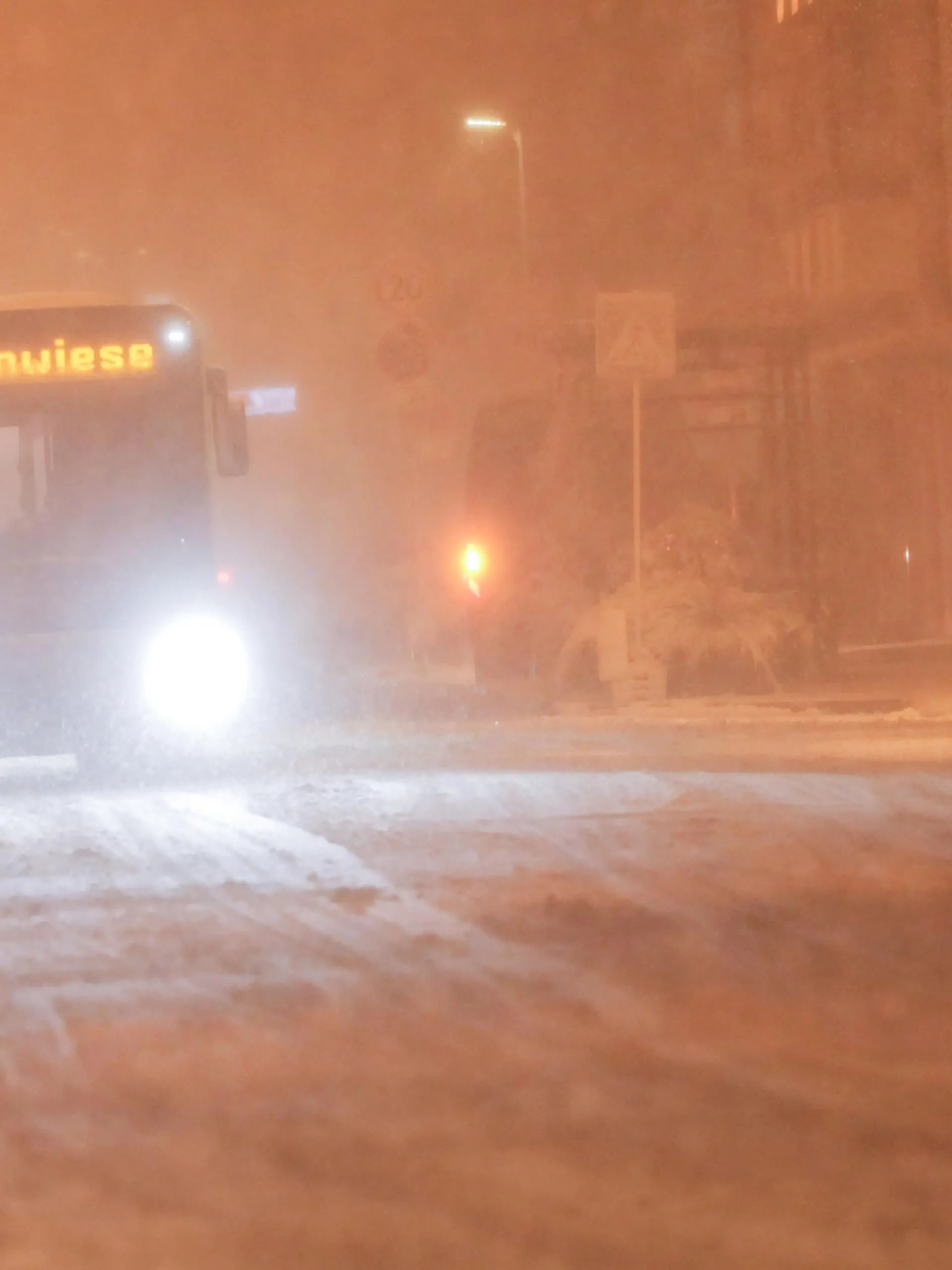 20 cm Neuschnee in 5 Stunden - Schneetief Renate lässt es im Allgäu ordentlich schneien. Der Deutsche Wetterdienst warnt seit dem gesamten Tag vor Unwettern in Süddeutschland. Viele Autofahrer nahmen die Warnungen ernst. Vor allem LKW Fahrer fuhren rechtzeitig die Parkplätze an. Auf der A 7 zwischen Kempten und Füssen lag der Schnee auf der Autobahn bis zu 10 cm hoch. Nur vereinzelt blieben Fahrzeuge liegen. Der Winterdienst war im Dauereinsatz. Ein Wintermärchen und pure Lust auf Weiße Weinachten gab es in Markt Nesselwang. Auf 867 Metern über Null lagen um Mitternacht 20 cm Neuschnee. Der Weihnachtsbaum strahlte tief verschneit und auch der Innenstadt glänzte weihnachtlich. Wenn jetzt nur schon Weihnachten wäre.