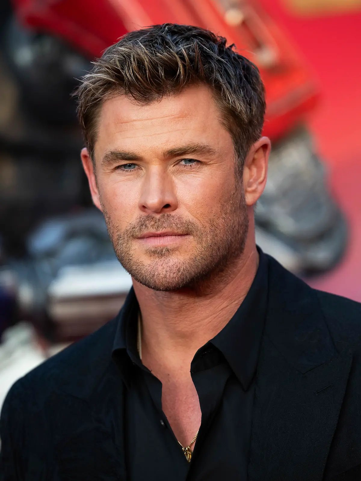 Bild zu: "Chris Hemsworth lässt Tochter (12) auf Bullen reiten – Shitstorm!"