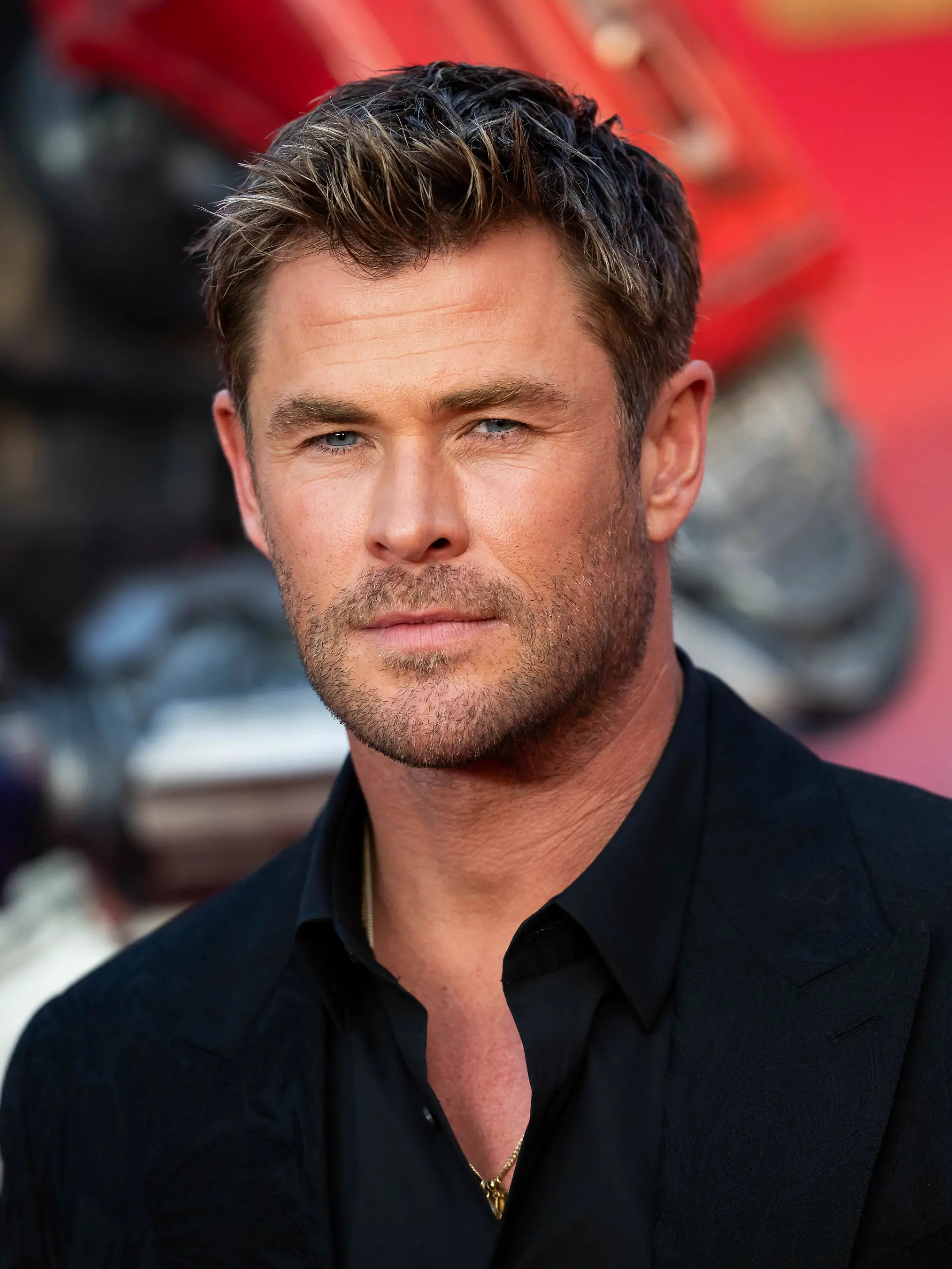 Bild zu: "Chris Hemsworth lässt Tochter (12) auf Bullen reiten – Shitstorm!"