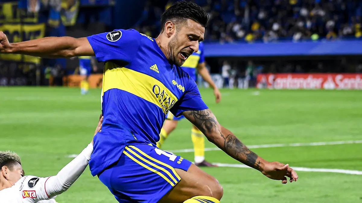 BUENOS AIRES, ARGENTINA - APRIL 12: Eduardo Salvio of Boca Juniors fights for the ball with Juan Adrián Rodriguez of Always Ready during a match between Boca Juniors and Always Ready as part of Copa CONMEBOL Libertadores 2022 at Estadio Alberto J. Armando on April 12, 2022 in Buenos Aires, Argentina. (Photo by Marcelo Endelli/Getty Images)