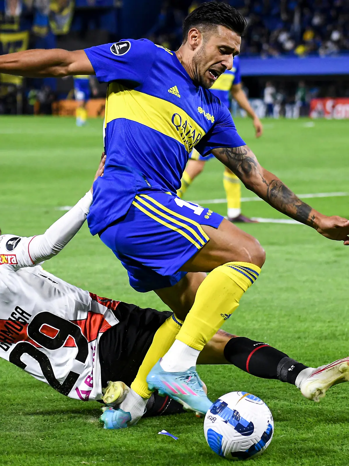 BUENOS AIRES, ARGENTINA - APRIL 12: Eduardo Salvio of Boca Juniors fights for the ball with Juan Adrián Rodriguez of Always Ready during a match between Boca Juniors and Always Ready as part of Copa CONMEBOL Libertadores 2022 at Estadio Alberto J. Armando on April 12, 2022 in Buenos Aires, Argentina. (Photo by Marcelo Endelli/Getty Images)
