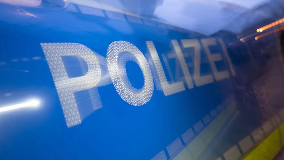 Ein Minderjähriger griff den Mann mit einem Messer an. (Symbolbild)