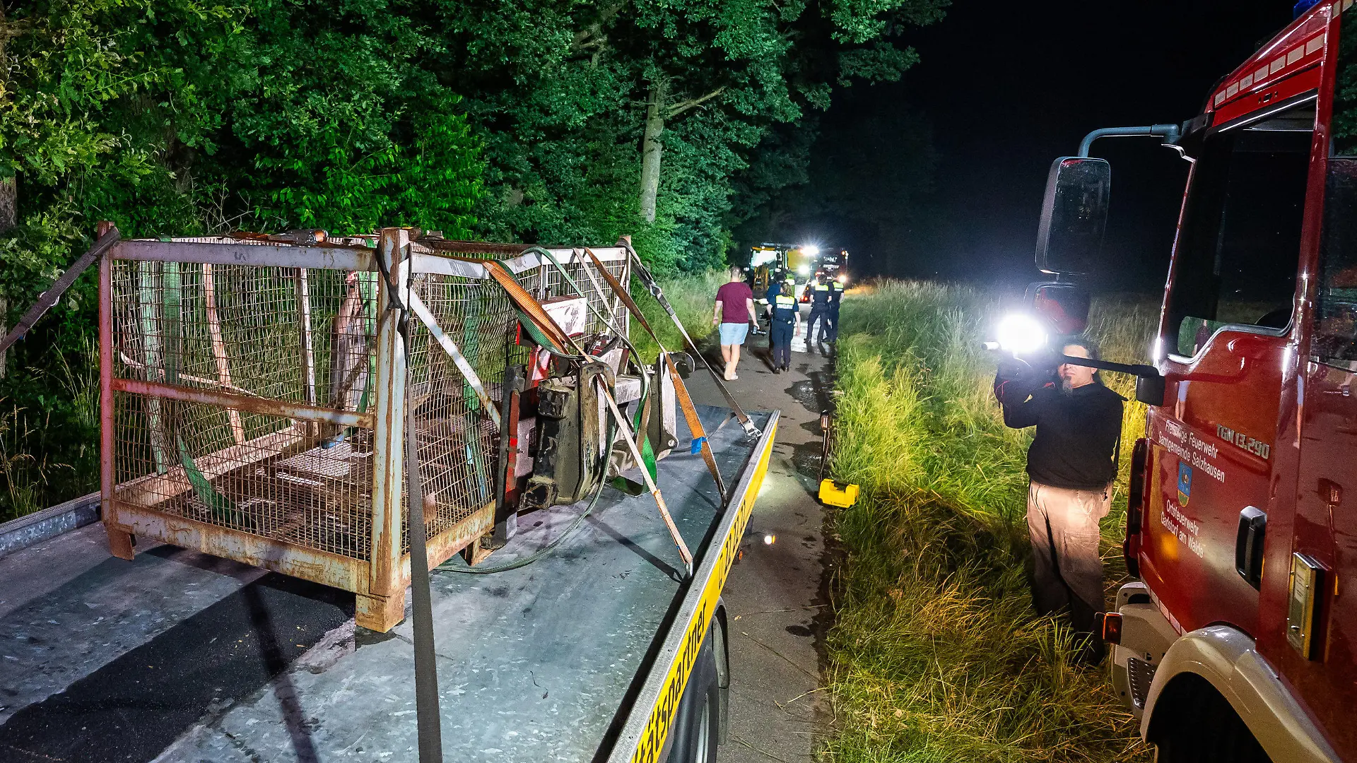 24.06.2023, Niedersachsen, Toppenstedt: Eine Gitterbox samt Gabeln von dem in den Unfall verwickelten Radlader wird aufgeladen. Bei dem Unfall in einem Zeltlager für Väter und Kinder im Landkreis Harburg waren am Samstagabend ein fünf Jahre alter Junge und ein 39-jähriger Mann ums Leben gekommen. Der Radlader hatte die Freizeitgruppe nach Angaben der Polizei in einem Transportkorb über einen Feldweg gefahren. Die verletzten Kinder sind zwischen vier und zehn Jahre alt. Foto: Philipp Schulze/dpa +++ dpa-Bildfunk +++
