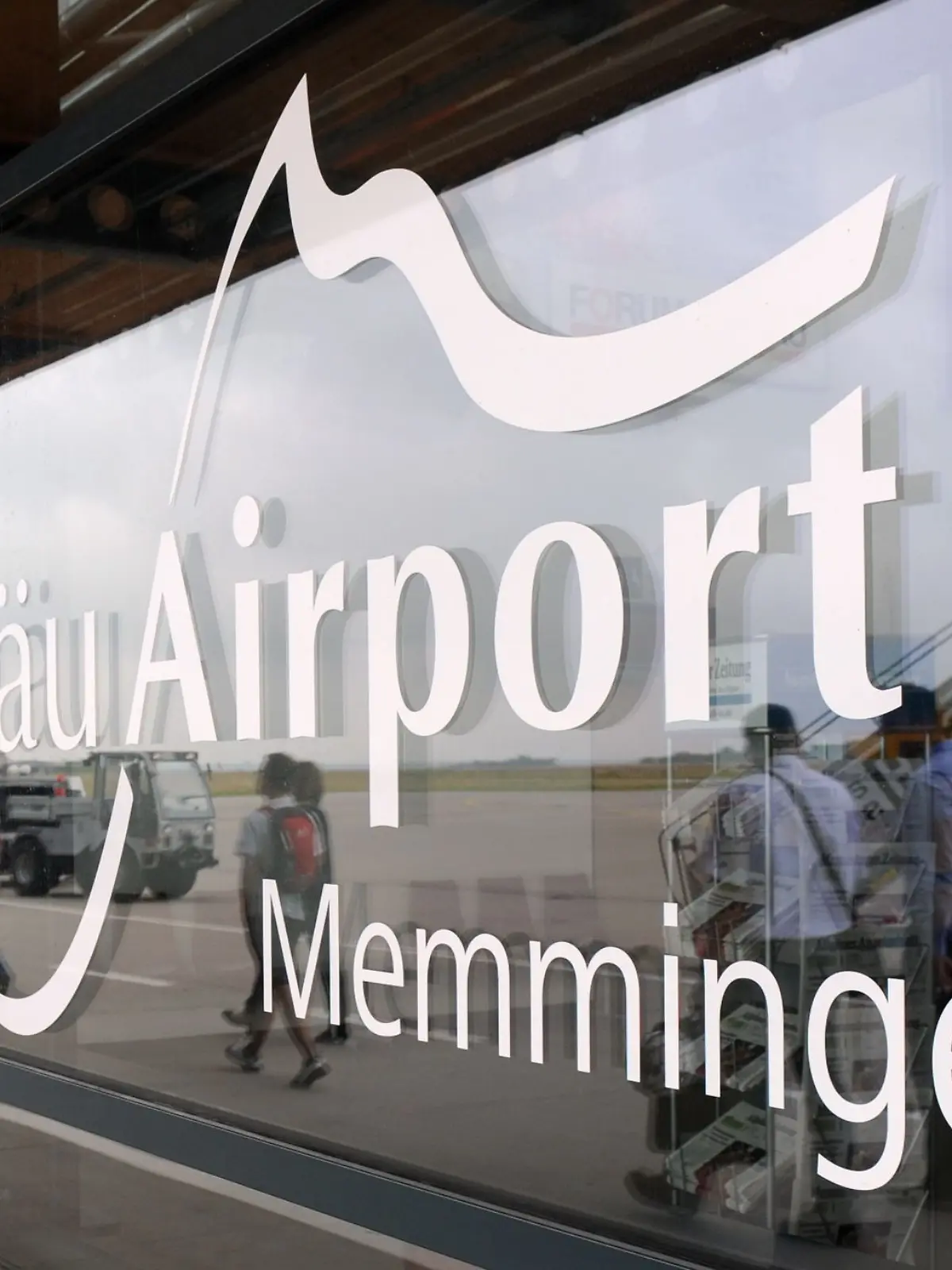 Bild zu: "Polizei stoppt Teenagerin am Flughafen – wegen Lippenstift!"