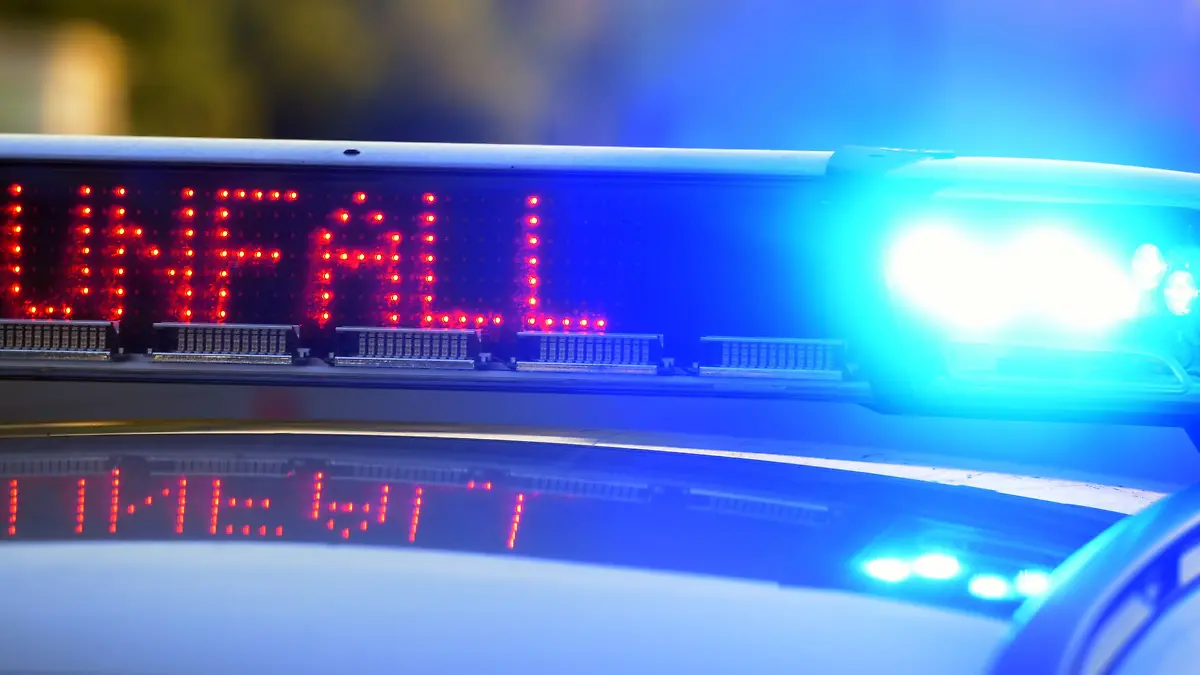 Polizisten sichern die Unfallstelle. (Symbolbild)
