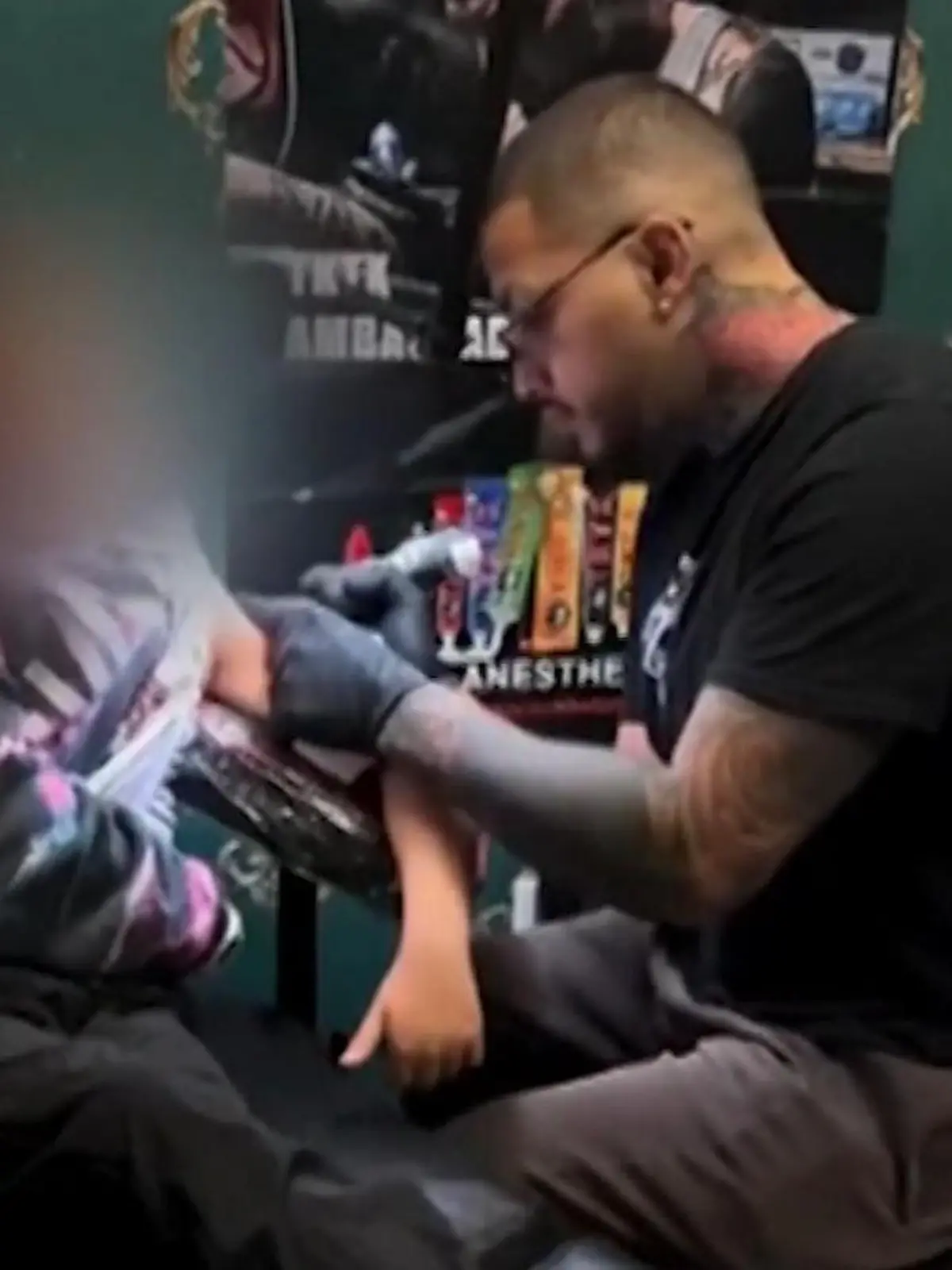 Ob sie das mal bereut? Neunjährige bekommt Tattoo gestochen