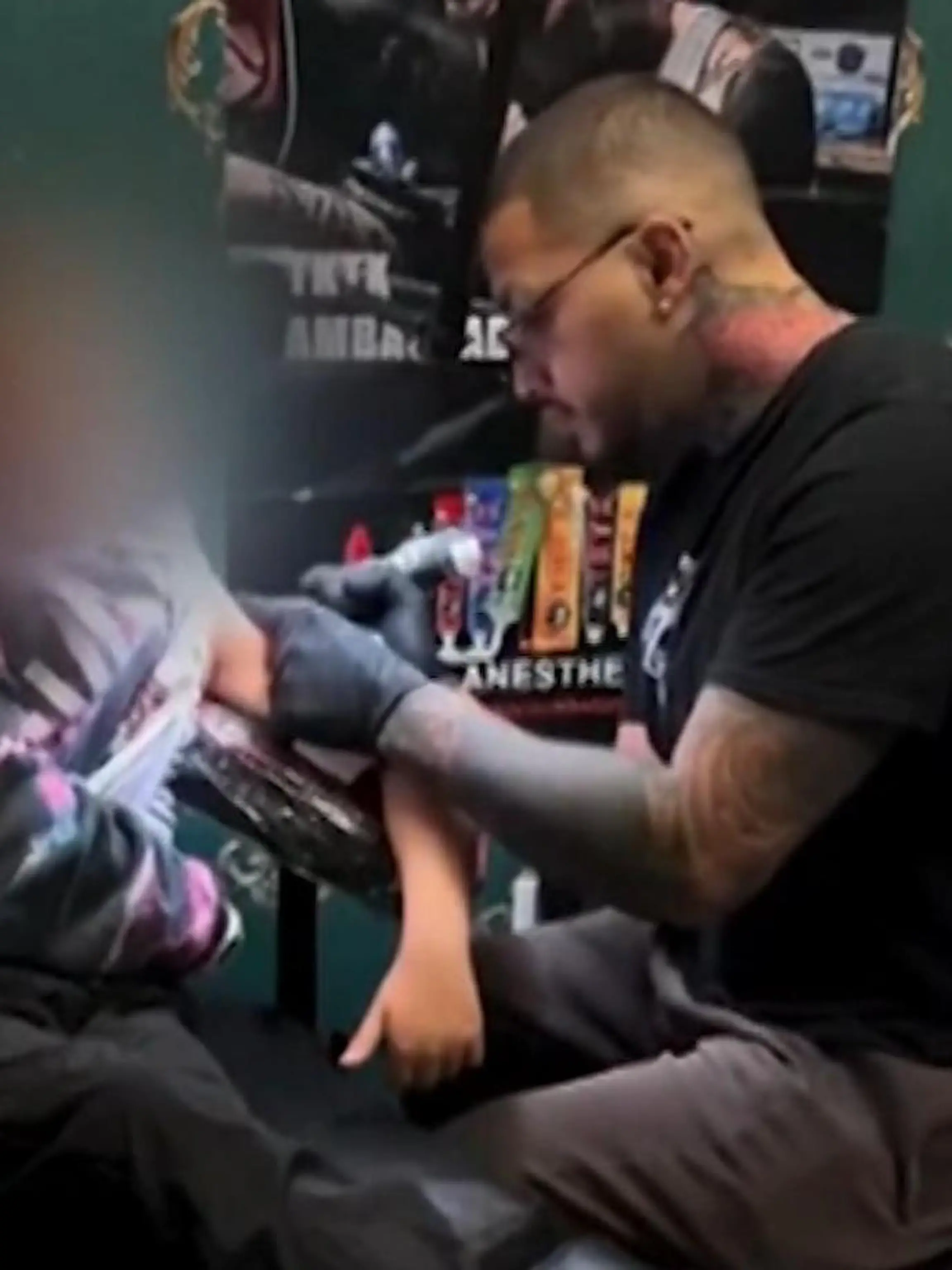 Ob sie das mal bereut? Neunjährige bekommt Tattoo gestochen