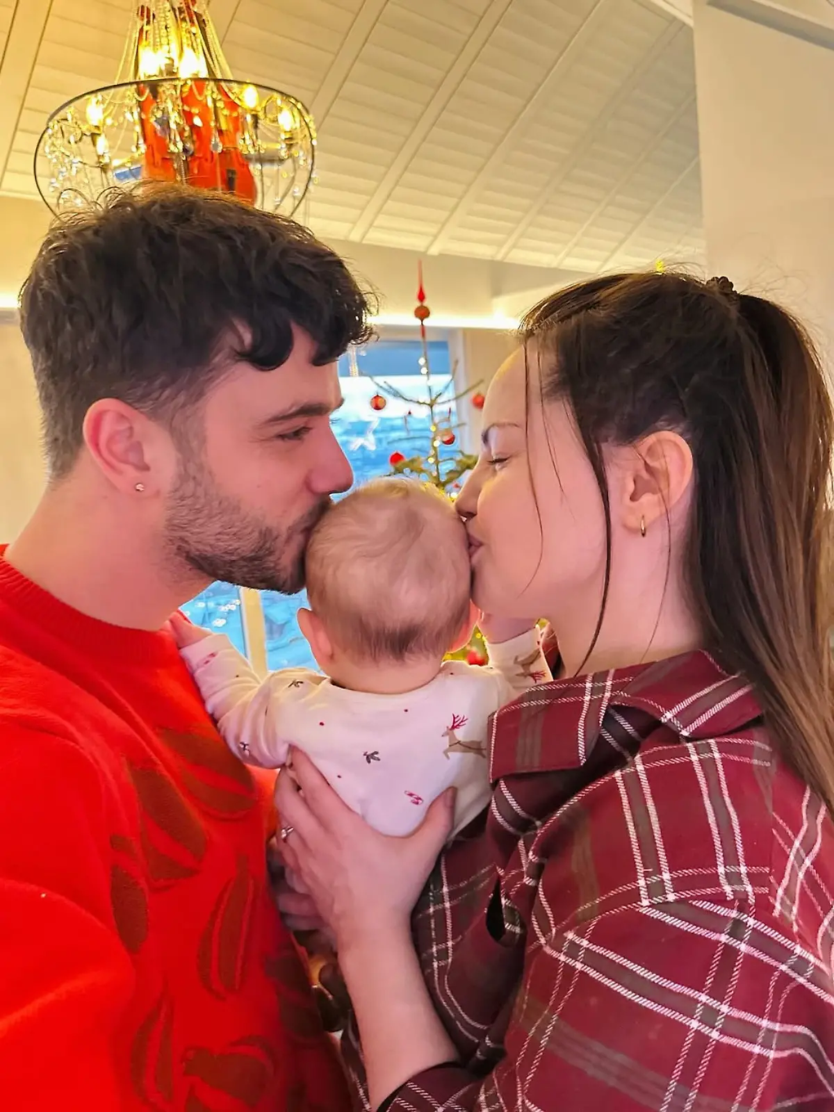 Luca und Christina Hänni mit ihrem Baby