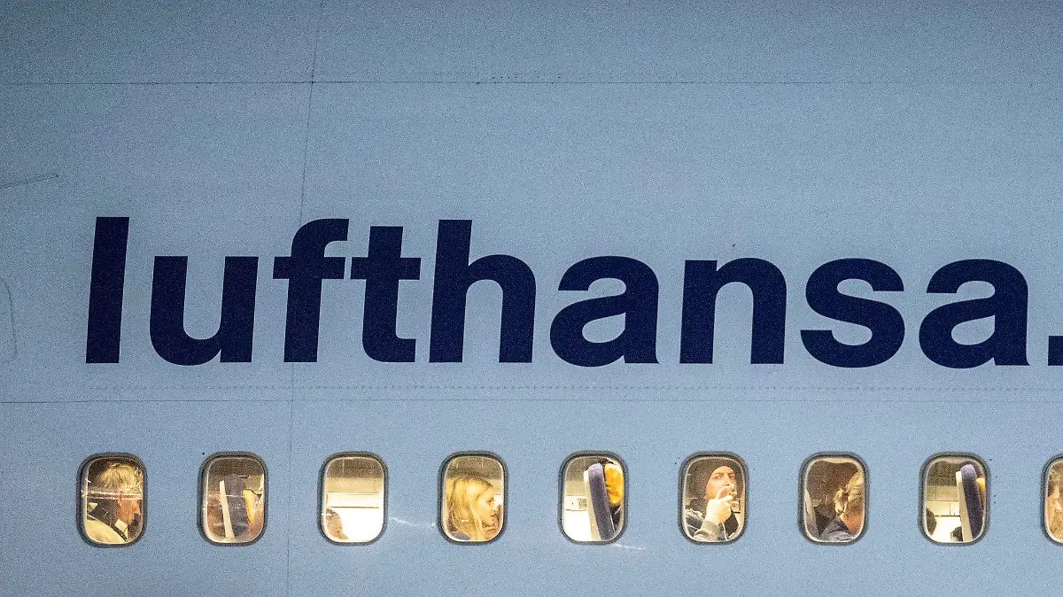Passagiere warten in der Kabine einer Boeing 747 der Lufthansa nach ihrer Landung auf dem Flughafen Frankfurt darauf, die Maschine in kleinen Gruppen verlassen zu dürfen. Mit insgesamt knapp 350 Passagieren und Besatzungsmitgliedern war die Maschine 25 Stunden zuvor in Neuseeland gestartet, um die wegen der Corona-Pandemie dort gestrandeten Menschen nach Deutschland zurück zu bringen. In den kommenden Tagen sollen noch mehrere Maschinen folgen.