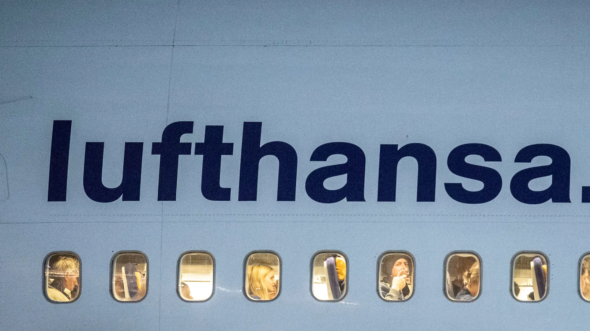 Passagiere warten in der Kabine einer Boeing 747 der Lufthansa nach ihrer Landung auf dem Flughafen Frankfurt darauf, die Maschine in kleinen Gruppen verlassen zu dürfen. Mit insgesamt knapp 350 Passagieren und Besatzungsmitgliedern war die Maschine 25 Stunden zuvor in Neuseeland gestartet, um die wegen der Corona-Pandemie dort gestrandeten Menschen nach Deutschland zurück zu bringen. In den kommenden Tagen sollen noch mehrere Maschinen folgen.