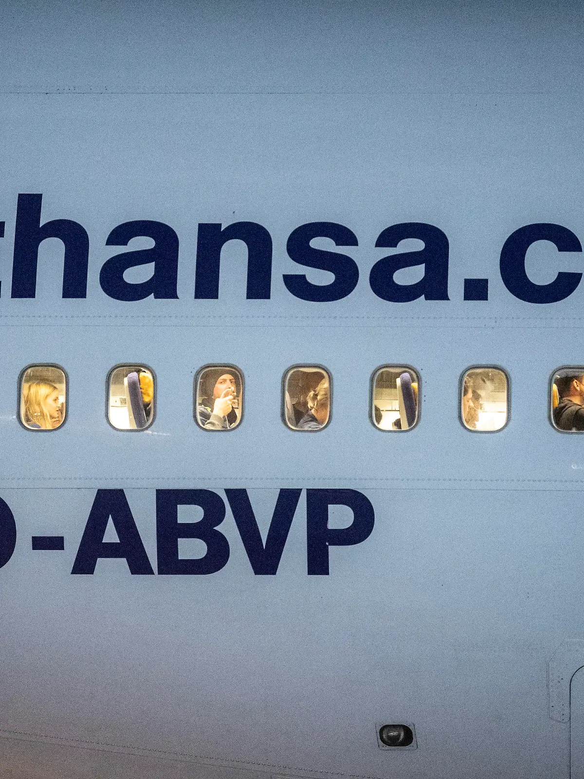 Passagiere warten in der Kabine einer Boeing 747 der Lufthansa nach ihrer Landung auf dem Flughafen Frankfurt darauf, die Maschine in kleinen Gruppen verlassen zu dürfen. Mit insgesamt knapp 350 Passagieren und Besatzungsmitgliedern war die Maschine 25 Stunden zuvor in Neuseeland gestartet, um die wegen der Corona-Pandemie dort gestrandeten Menschen nach Deutschland zurück zu bringen. In den kommenden Tagen sollen noch mehrere Maschinen folgen.