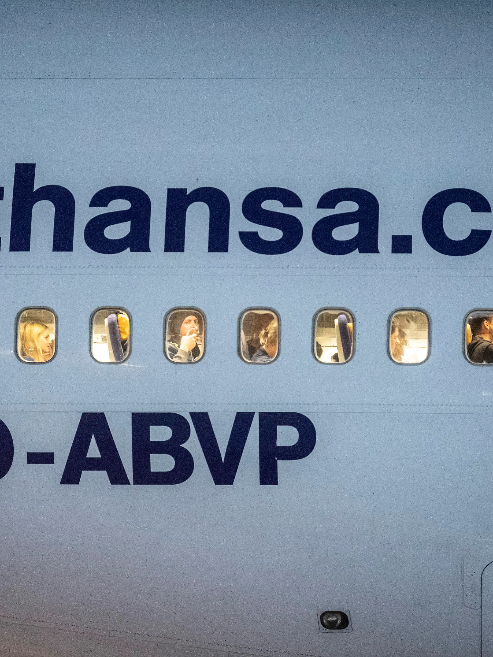 Passagiere warten in der Kabine einer Boeing 747 der Lufthansa nach ihrer Landung auf dem Flughafen Frankfurt darauf, die Maschine in kleinen Gruppen verlassen zu dürfen. Mit insgesamt knapp 350 Passagieren und Besatzungsmitgliedern war die Maschine 25 Stunden zuvor in Neuseeland gestartet, um die wegen der Corona-Pandemie dort gestrandeten Menschen nach Deutschland zurück zu bringen. In den kommenden Tagen sollen noch mehrere Maschinen folgen.
