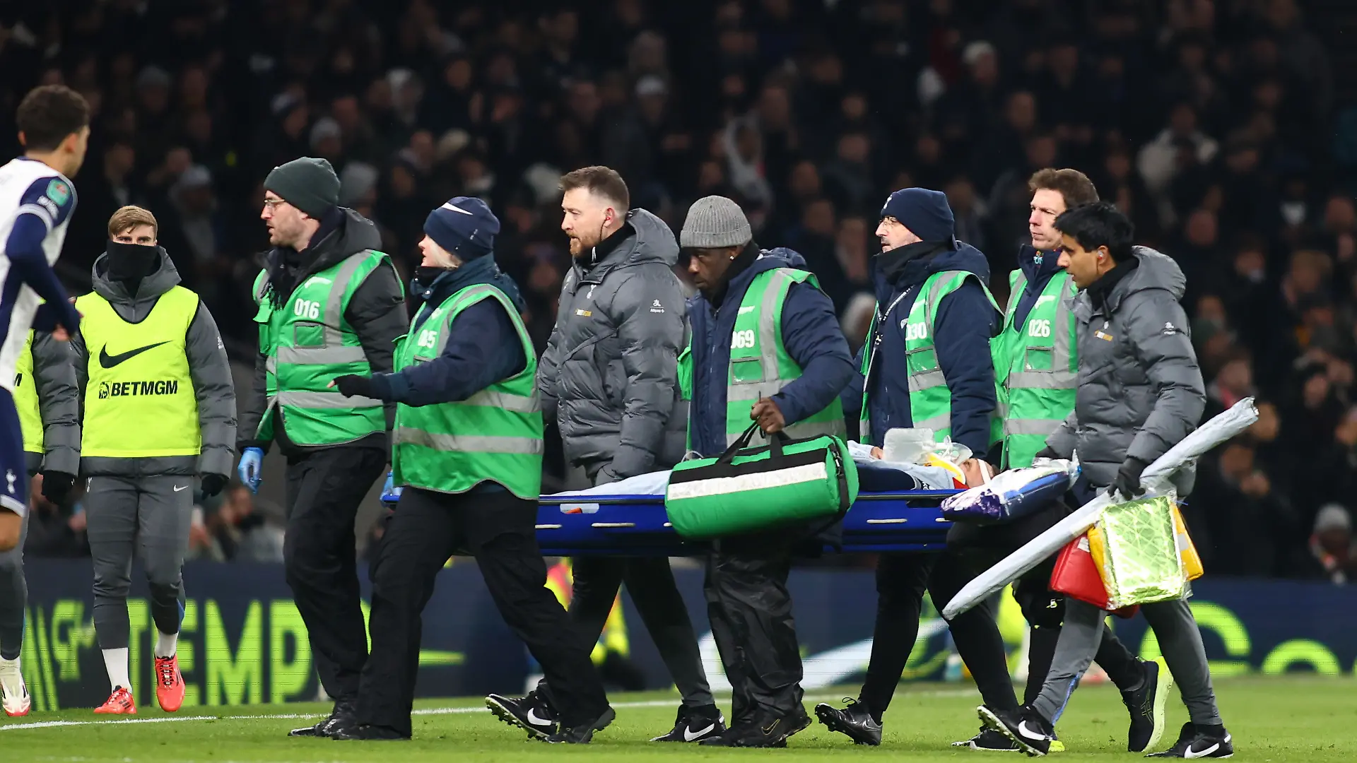 Tottenham-Spieler Rodrigo Bentancur wird auf einer Trage vom Feld gebracht.