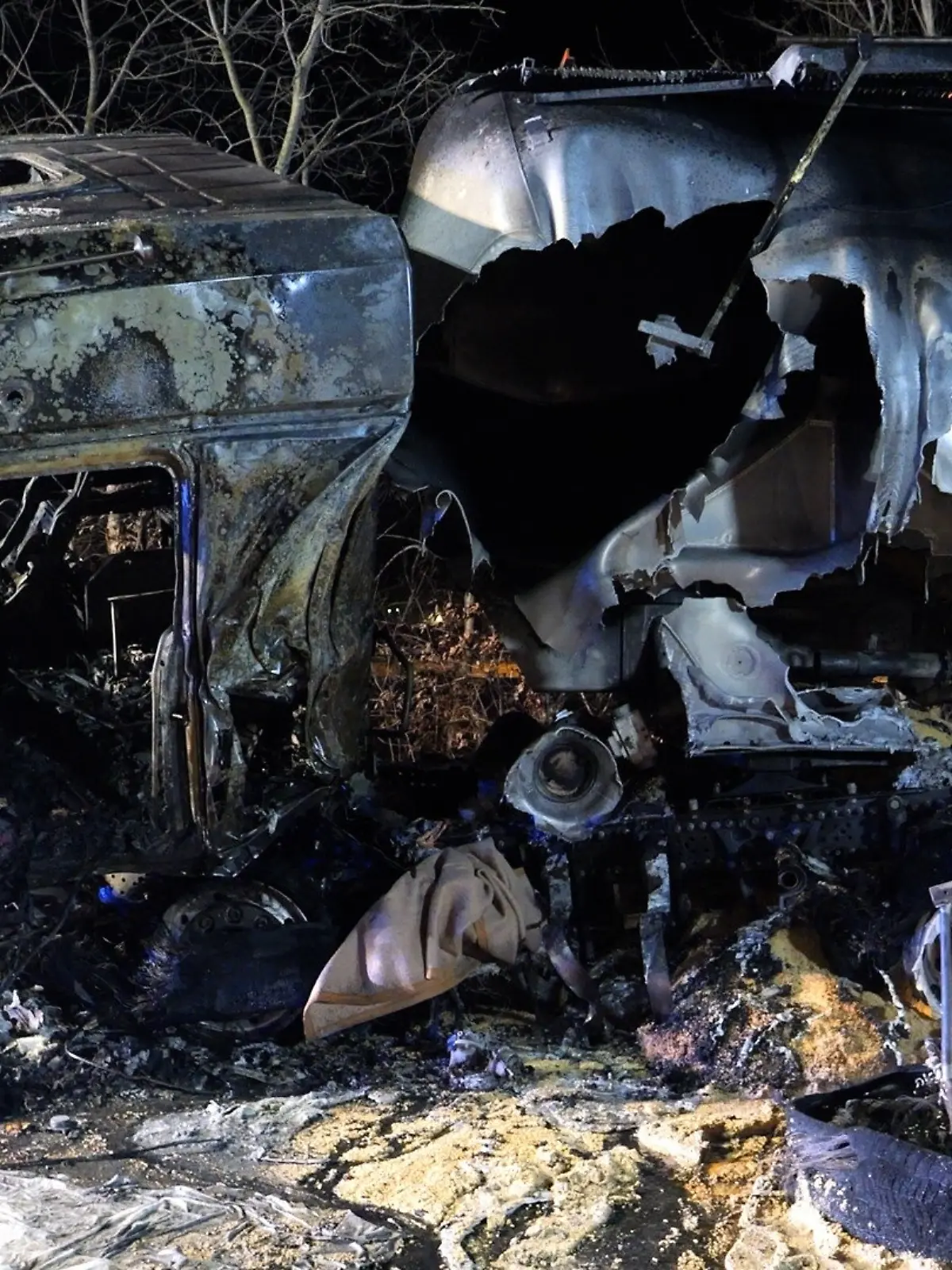 Nach einem Unfall ist das Fahrerhaus eines Lkw vollkommen ausgebrannt.