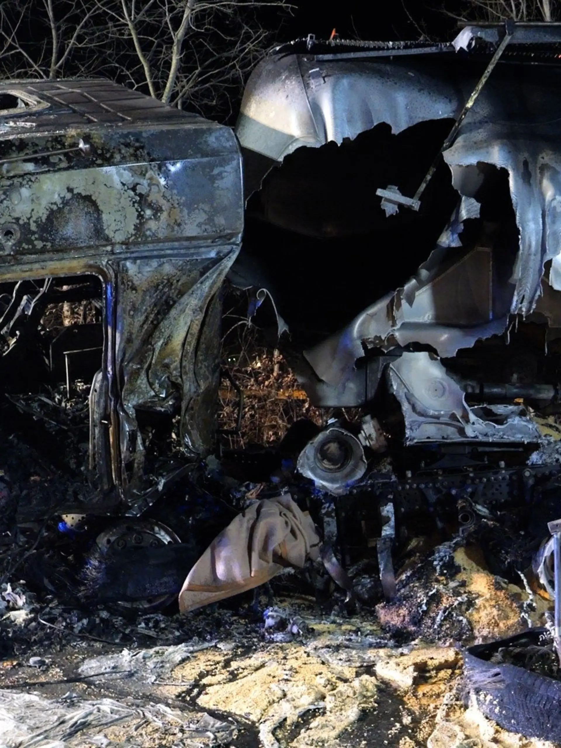 Nach einem Unfall ist das Fahrerhaus eines Lkw vollkommen ausgebrannt.