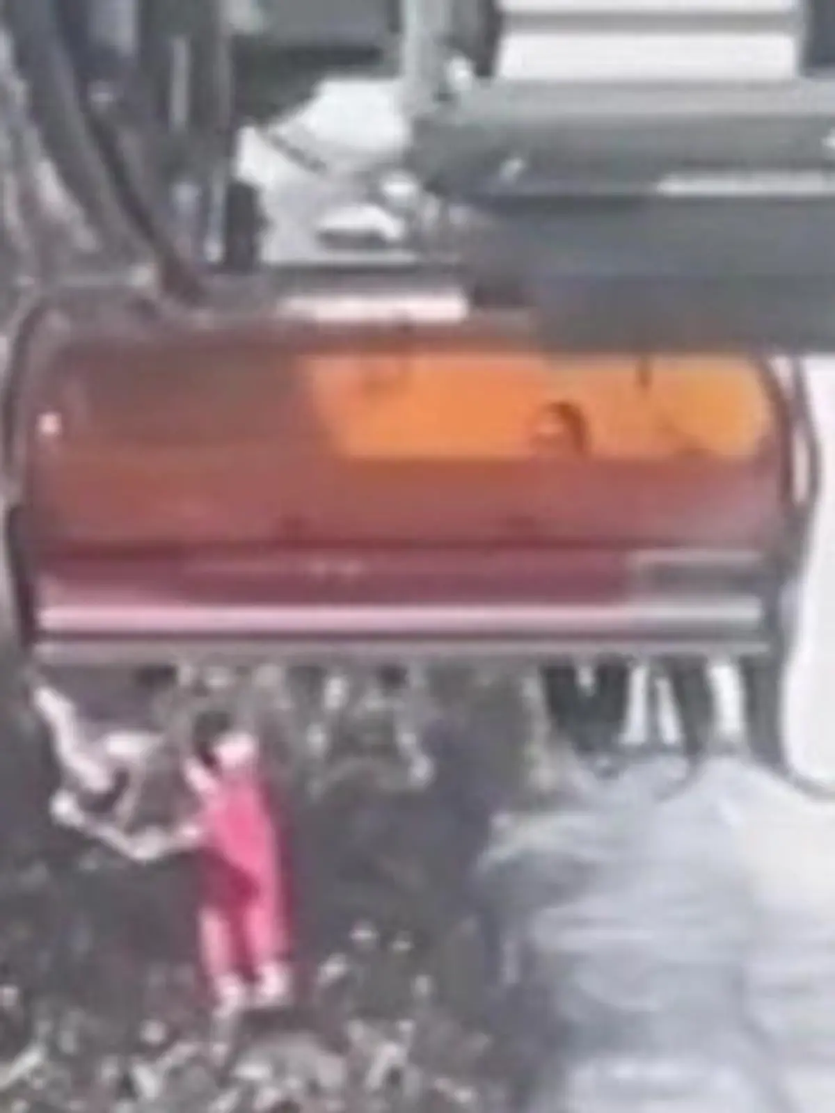Bild zu: "Kleines Mädchen stürzt aus Skilift – und überlebt!"