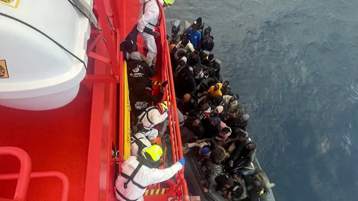 Ein neugeborenes Baby und seine Mutter wurden aus einem Schlauchboot vor der kanarischen Insel Lanzarote zusammen mit anderen Migranten gerettet.