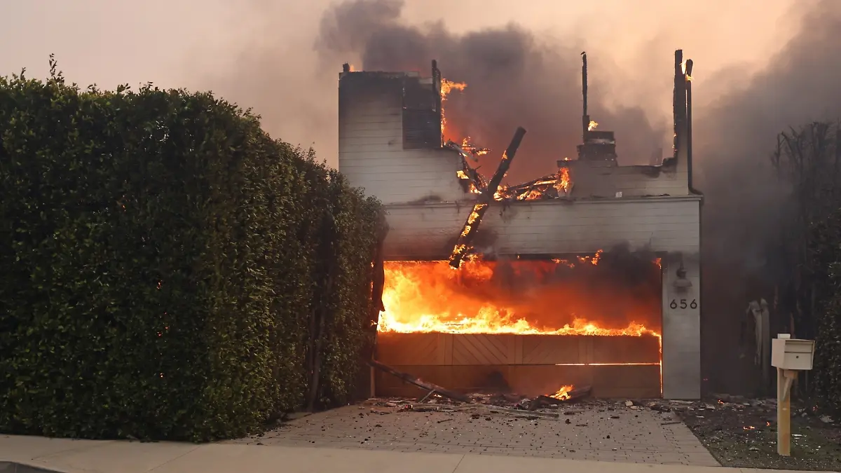 Das Zuhause von Adam Brody und Leighton Meester steht komplett in Flammen. 