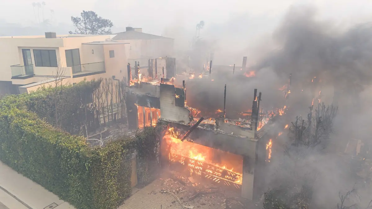 Adam Brody und Leighton Meesters Haus brennt lichterloh.