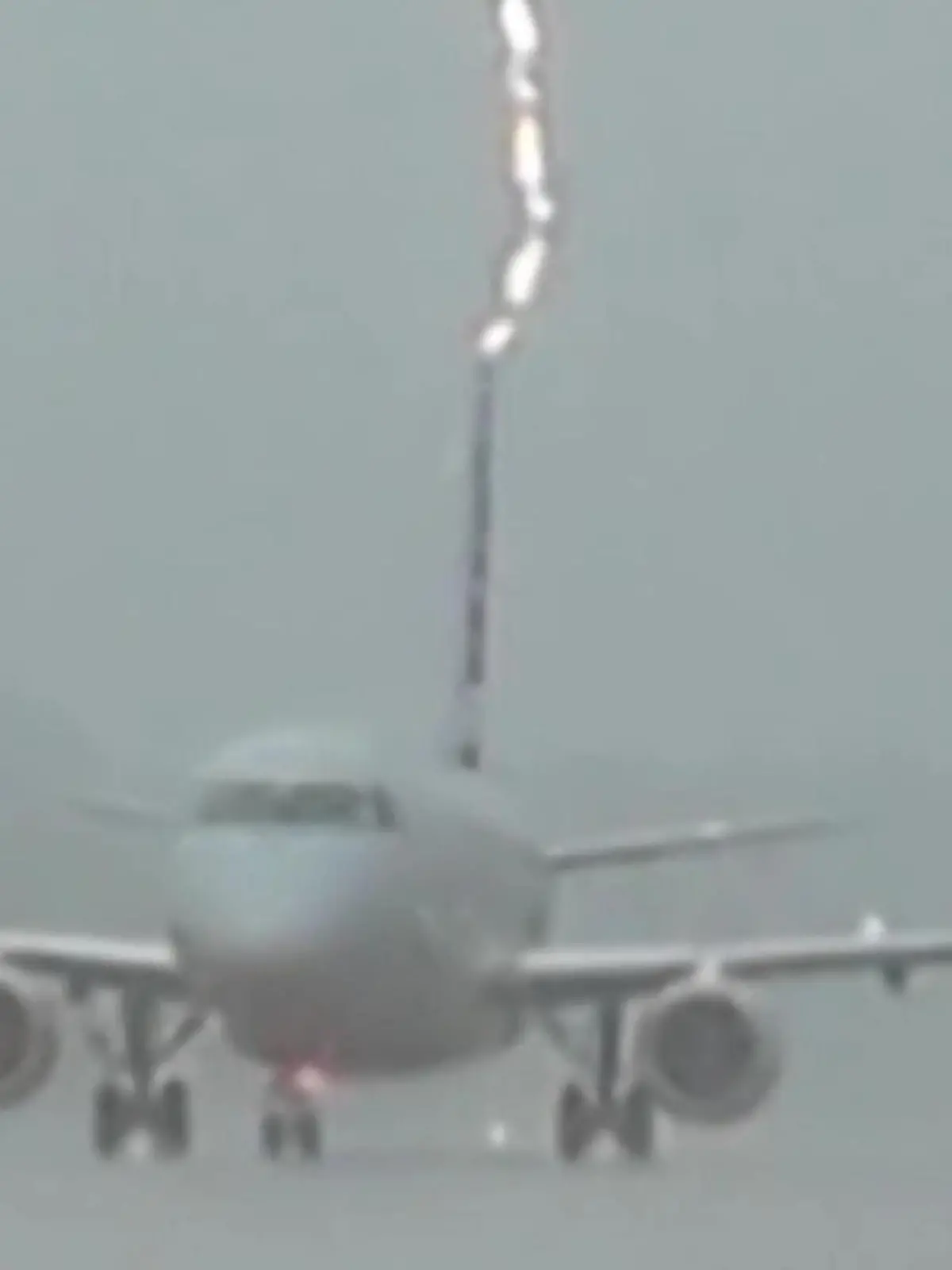 Dieses Flugzeug muss auf dem Rollfeld am Flughafen in Arkansas warten und wird plötzlich vom Blitz getroffen. Das Unwetter verschonte auch diese Maschine samt Passagiere nicht, trotzdem kamen alle heil davon.