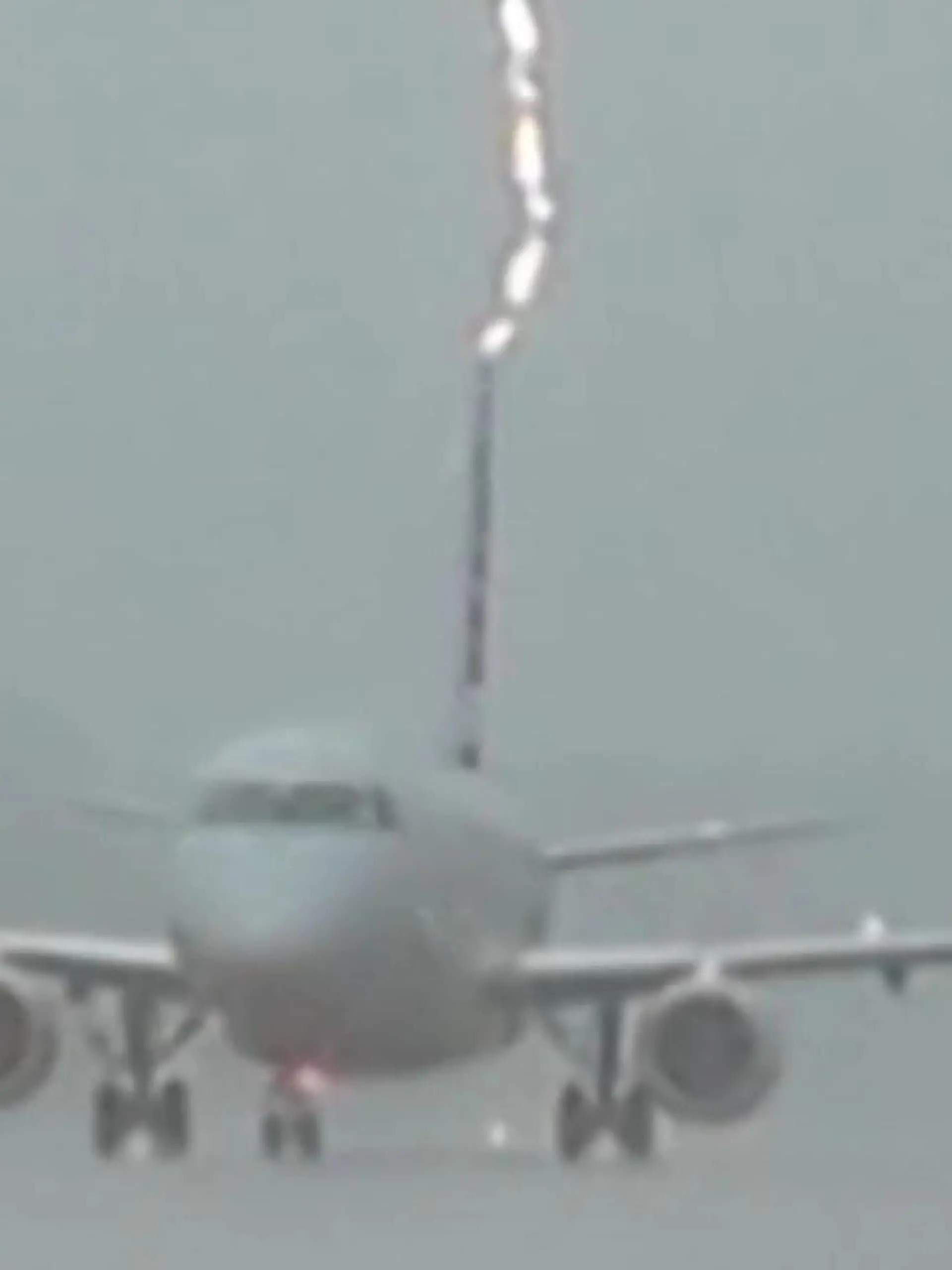 Dieses Flugzeug muss auf dem Rollfeld am Flughafen in Arkansas warten und wird plötzlich vom Blitz getroffen. Das Unwetter verschonte auch diese Maschine samt Passagiere nicht, trotzdem kamen alle heil davon.