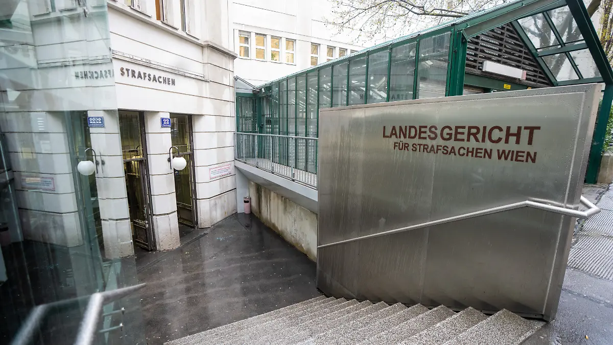Eingang zum Landesgericht für Strafsachen Wien am Freitag, 14. April 2023, anl. des Prozess gegen vier Ex-BVT-Spitzenbeamte wegen Amtsmissbrauchs im Straflandesgericht in Wien.