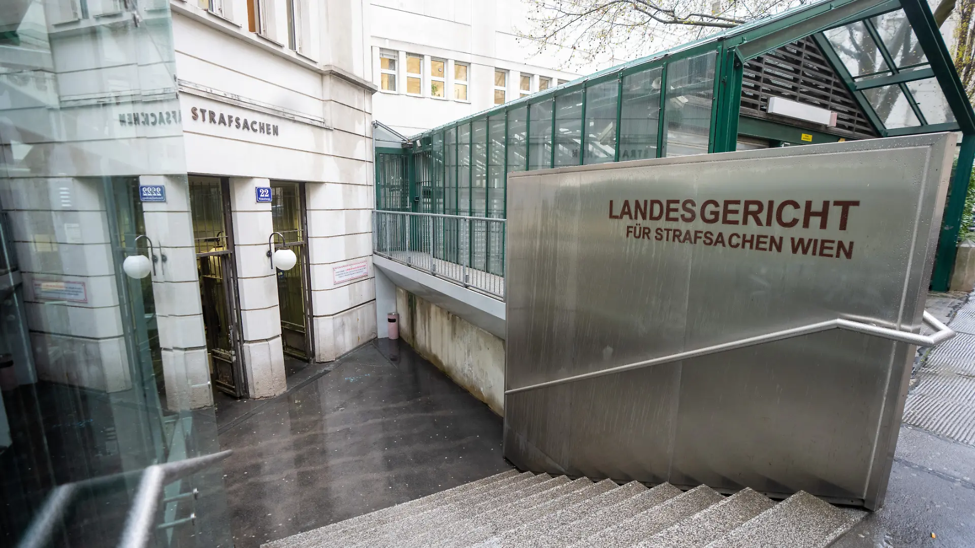Eingang zum Landesgericht für Strafsachen Wien am Freitag, 14. April 2023, anl. des Prozess gegen vier Ex-BVT-Spitzenbeamte wegen Amtsmissbrauchs im Straflandesgericht in Wien.