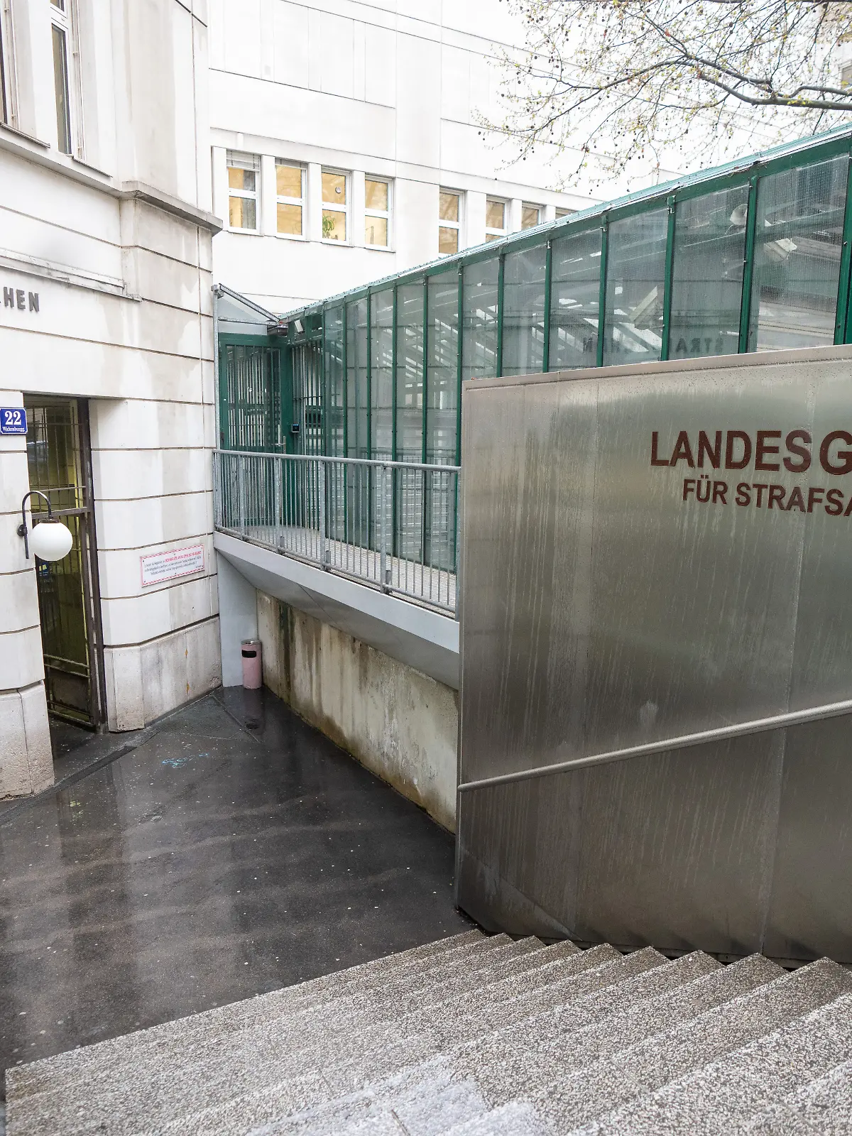 Eingang zum Landesgericht für Strafsachen Wien am Freitag, 14. April 2023, anl. des Prozess gegen vier Ex-BVT-Spitzenbeamte wegen Amtsmissbrauchs im Straflandesgericht in Wien.