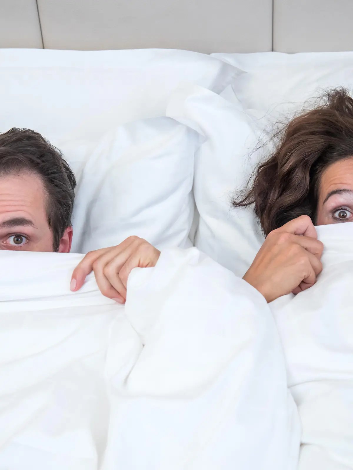 ILLUSTRATION - Ein Paar liegt am 08.09.2017 gemeinsam in einem Bett in einem Hotelzimmer in Hamburg und zieht sich erschrocken die Decke ueber den Kopf (gestellte Szene). Foto: Christin Klose || Modellfreigabe vorhanden